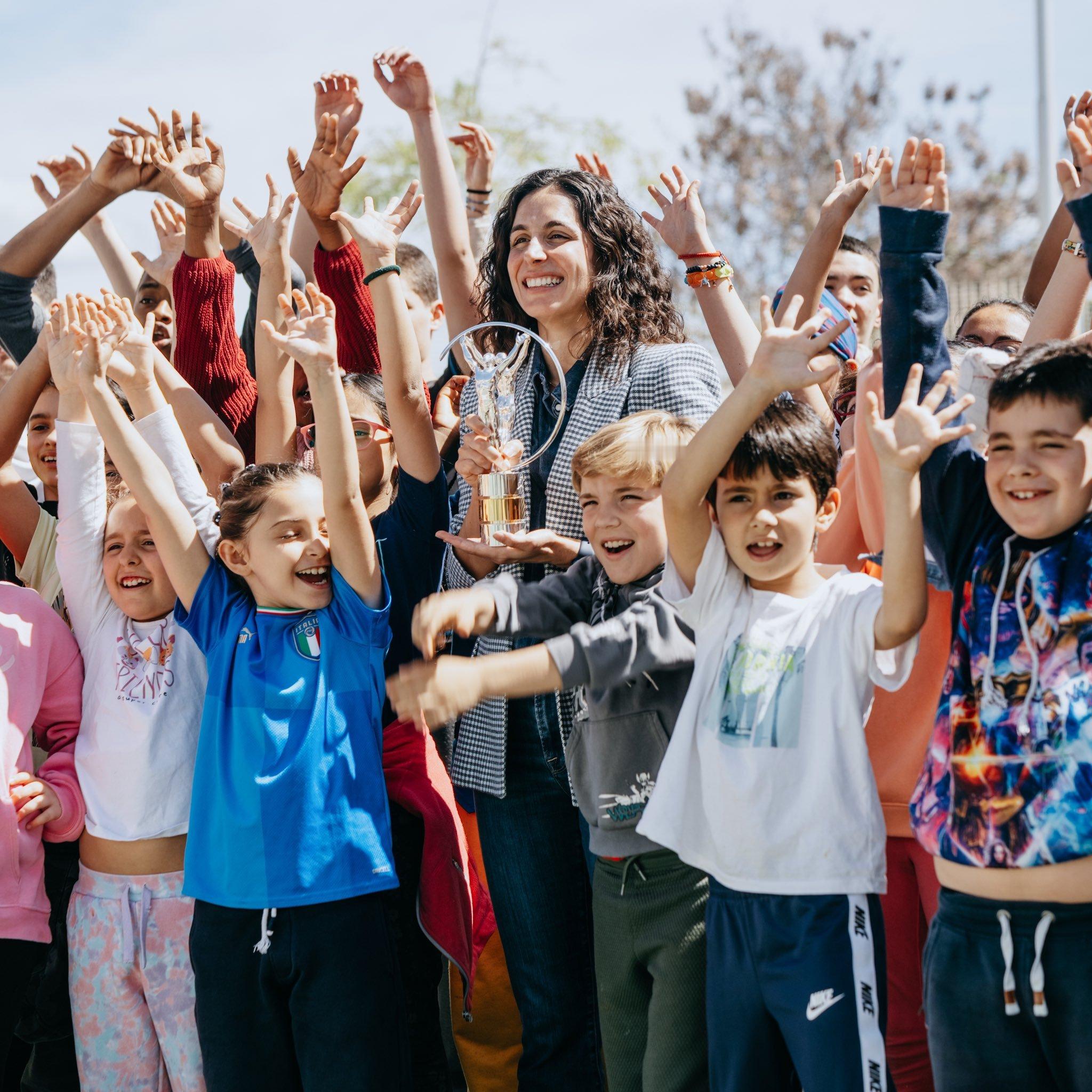 梅花小姐姐携劳伦斯体育公益奖的奖杯亮相纳达尔基金会的推广活动，太美丽动人了[爱你
