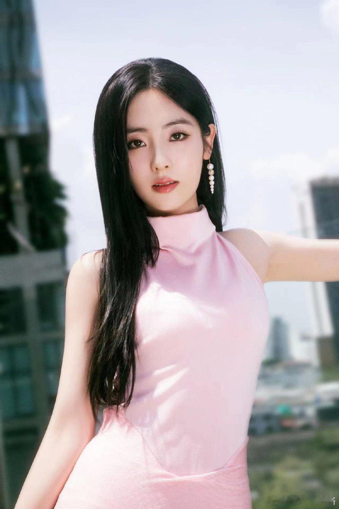 #邢菲黑长直#感觉黑长直真的是一个很考验颜值的发型，但是她真的能够完全扛住，整体