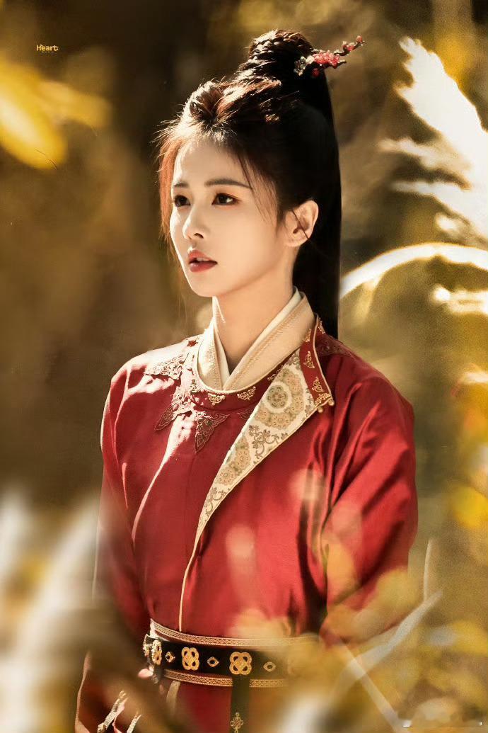 白鹿红衣骑马图有！巾帼女将军的形象跃然纸上！她真的好配！！！ 