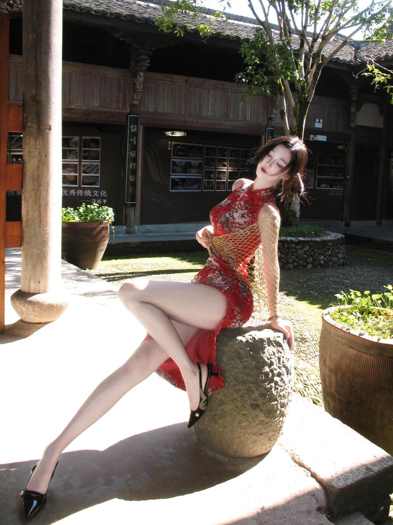 红裙缀着金网，像被阳光吻过的绸缎，在古院的青石板上漾开。

雕花窗棂与飞檐翘角，