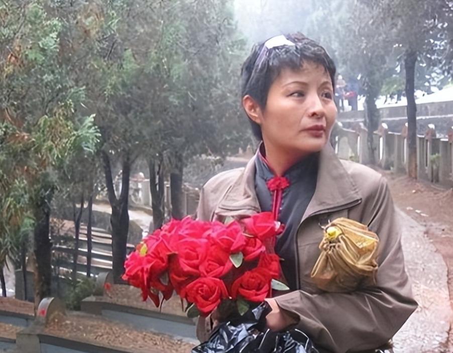 1984年，老山女兵谢楠因私自开枪为牺牲的战友送行，遭到开除，20年后，谢楠归来