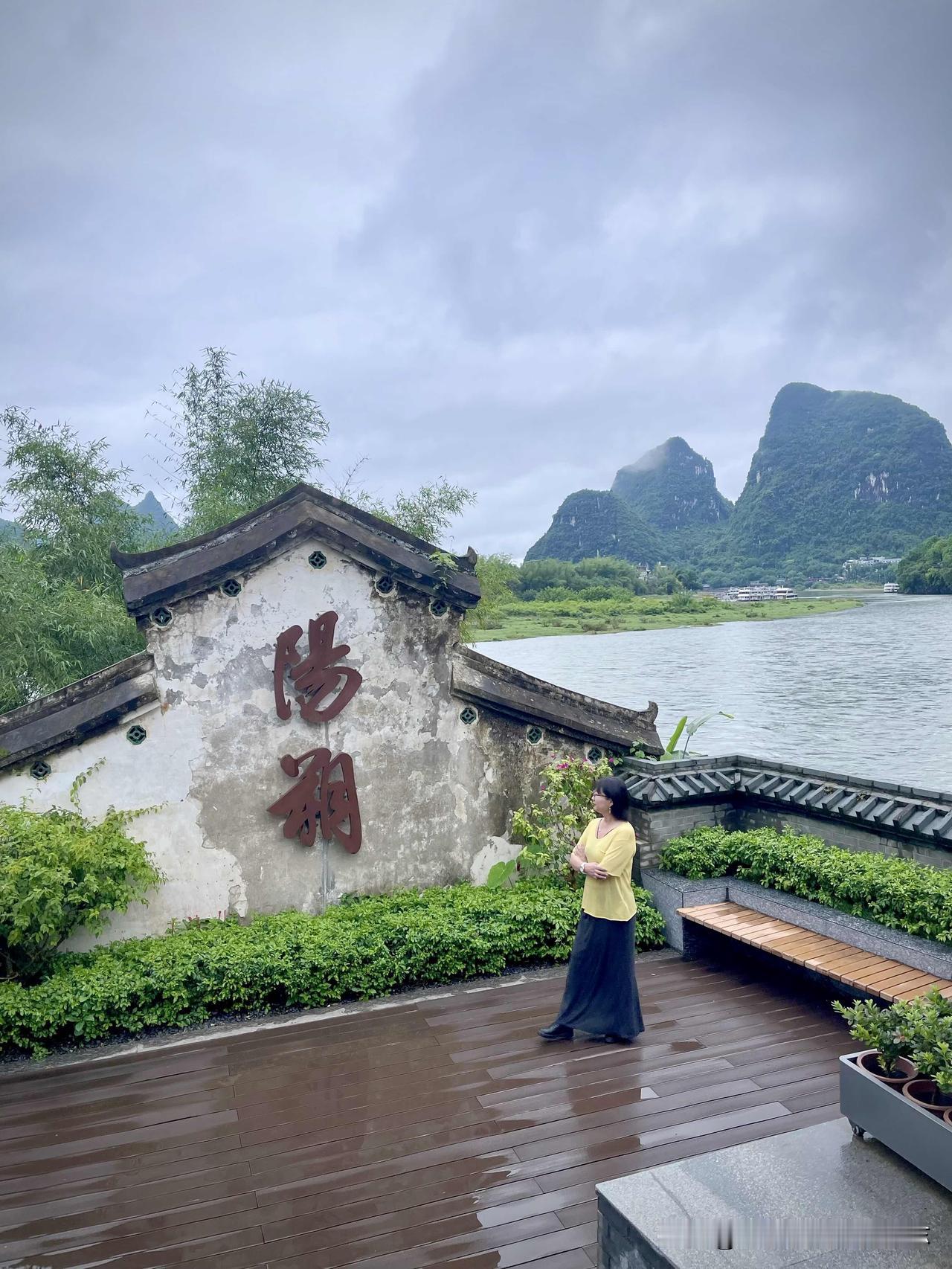 来都来了，总要和阳朔合个影吧，今天下午的时间，留给了阳朔西街附近。
阳朔的雨在下