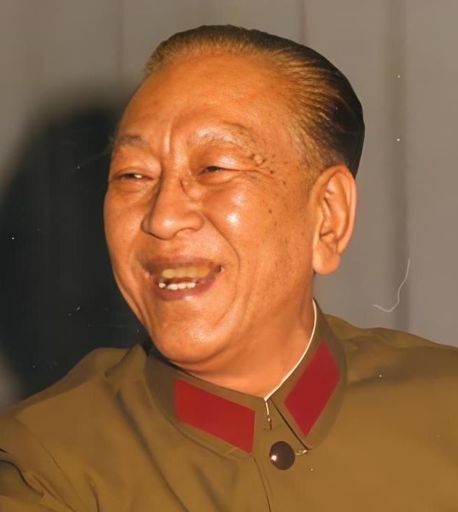 毛主席周总理盛赞耿飚：无衔将军，文武双雄
 
他是新中国唯一未授衔的国防部长，沙
