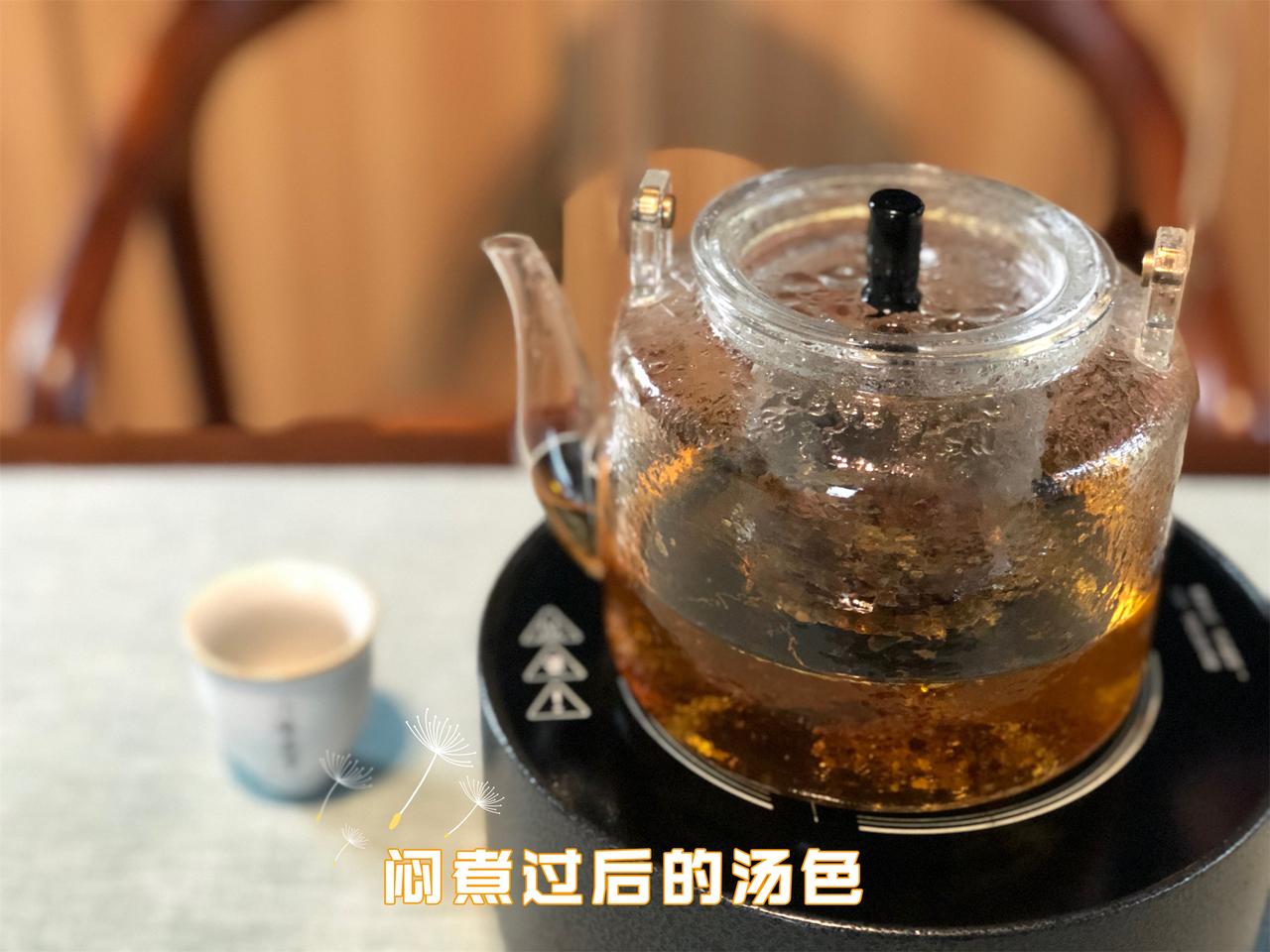 白茶，为什么泡出来的茶汤是红色的？
正常情况下，无论是新白茶还是老白茶，茶汤都不