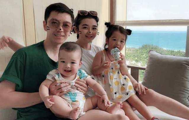 王栎鑫一家共用同一张脸，绝对是亲生的，儿子女儿太像王栎鑫了。#王栎鑫儿子女儿来披
