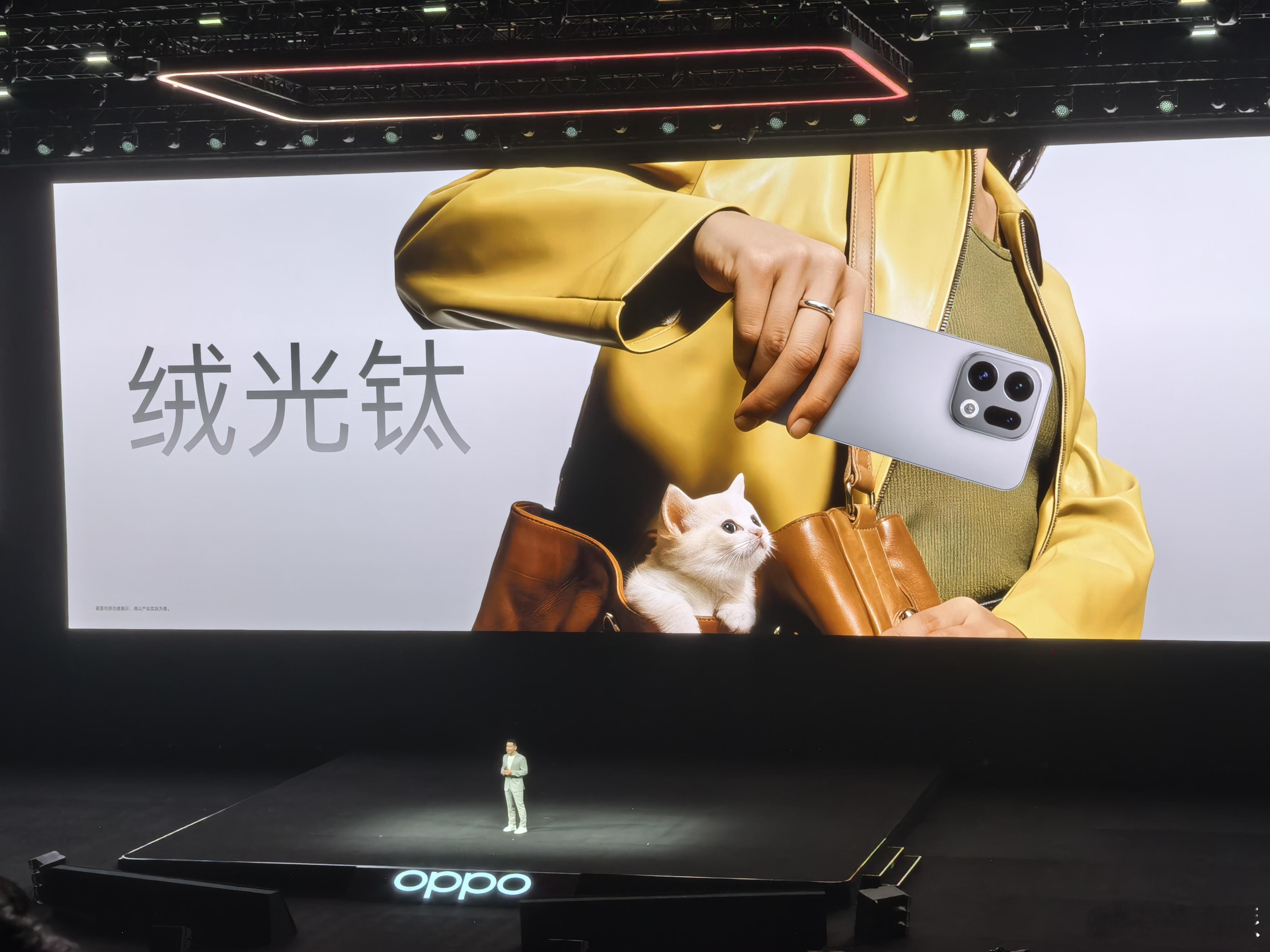 oppo find x9  是今年ID设计改变最大的一款，很有辨识度。摸过真机后