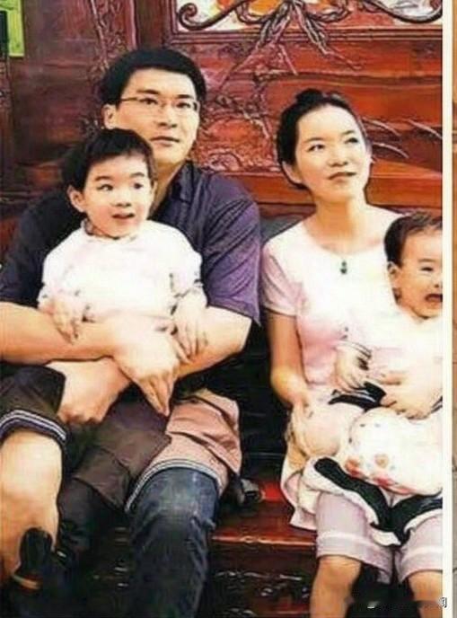 这是赵建铭与妻子陈幸妤及大儿子、二儿子的一张家庭合影。二个儿子也是陈水扁的外孙，