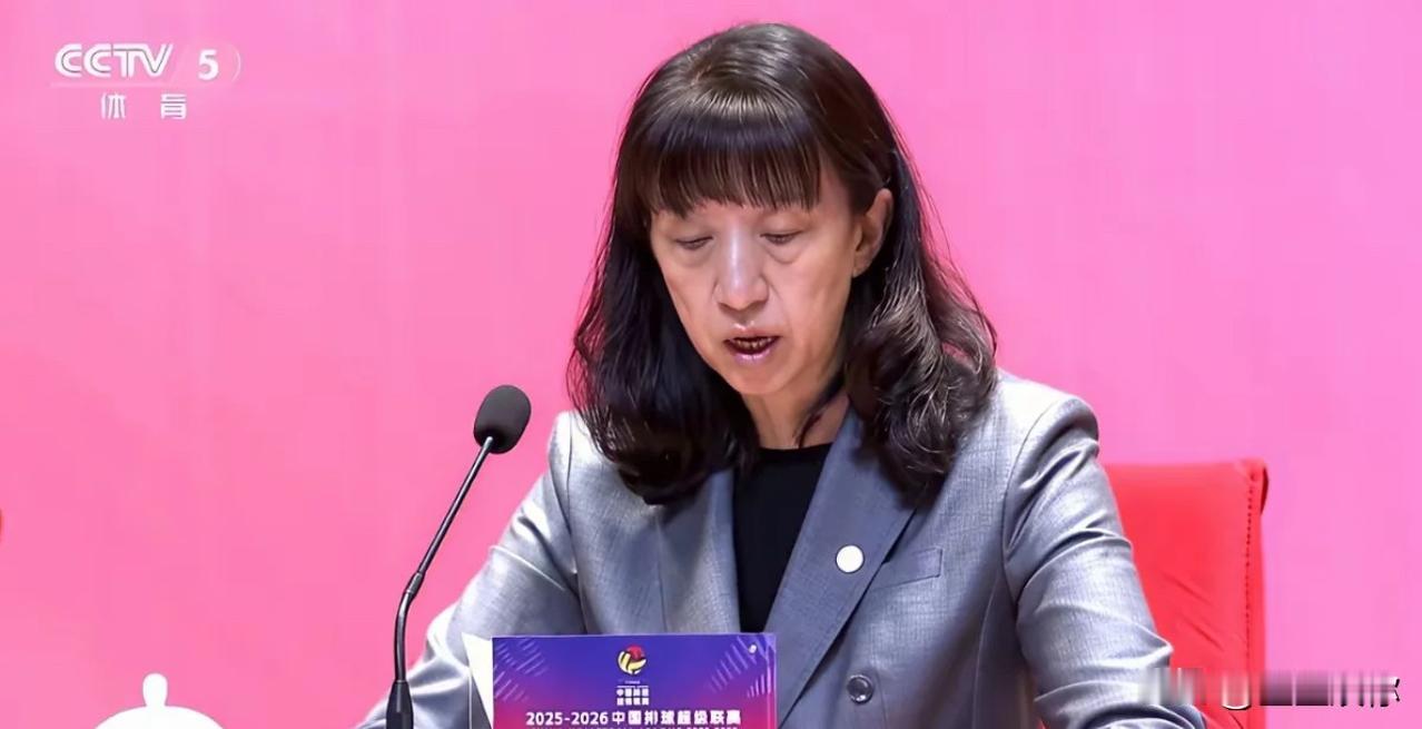 赖亚文感觉缺少一些悟性和天赋，就是看上去是特别勤奋努力。对待功勋运动员和前恩师的