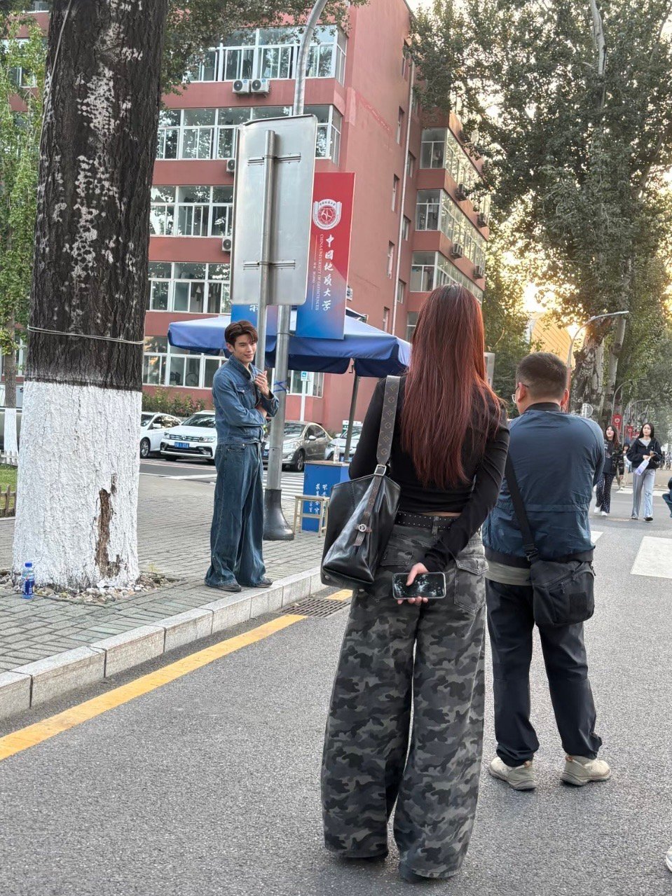 地质大学门口偶遇姚弛 地质大学的同学们有福了，姚弛时不时会回去转转，有些同学说正