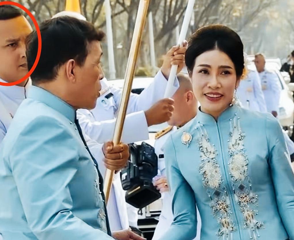 泰国国王身边工作人员看向国王的眼神很特别啊！
一瞬间的一个眼神，透露着工作人员在