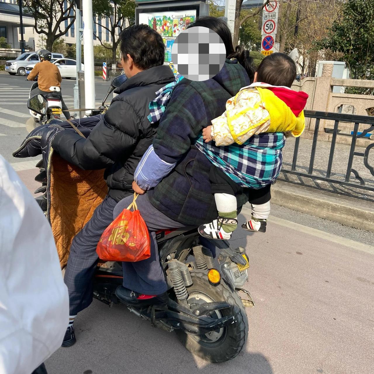 昨天上班途中看到吓人的一幕，男子骑电动车带着自己的老婆孩子，由于电动车位置有限，