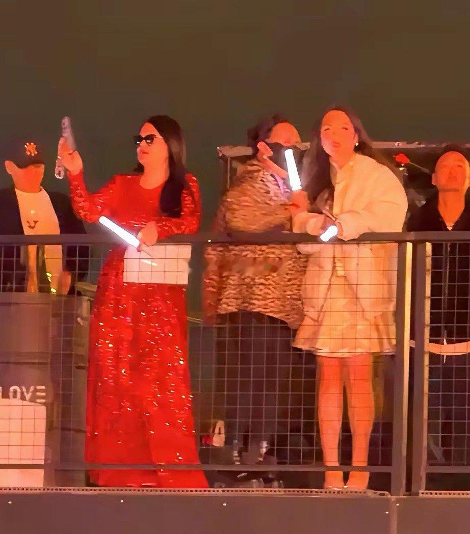 13岁王诗龄穿10万大衣李湘女儿跨年夜现身香港，包厢里墨镜没摘，脖子上的祖母绿比