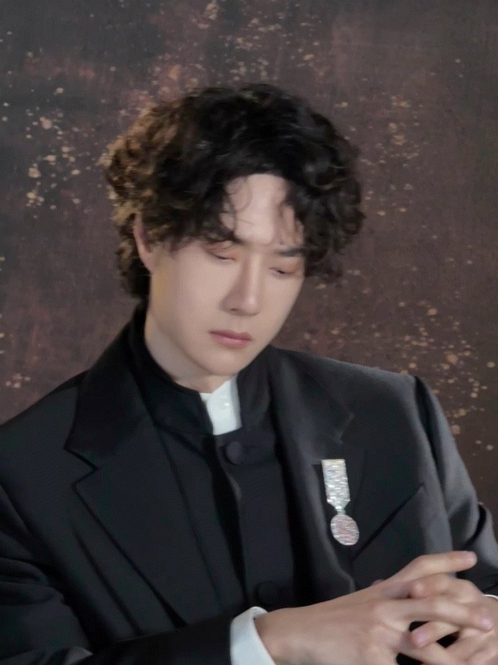 王一博 中山装王一博身着笔挺中山装亮相微博之夜，这一瞬间定格全场高光，mtjj在