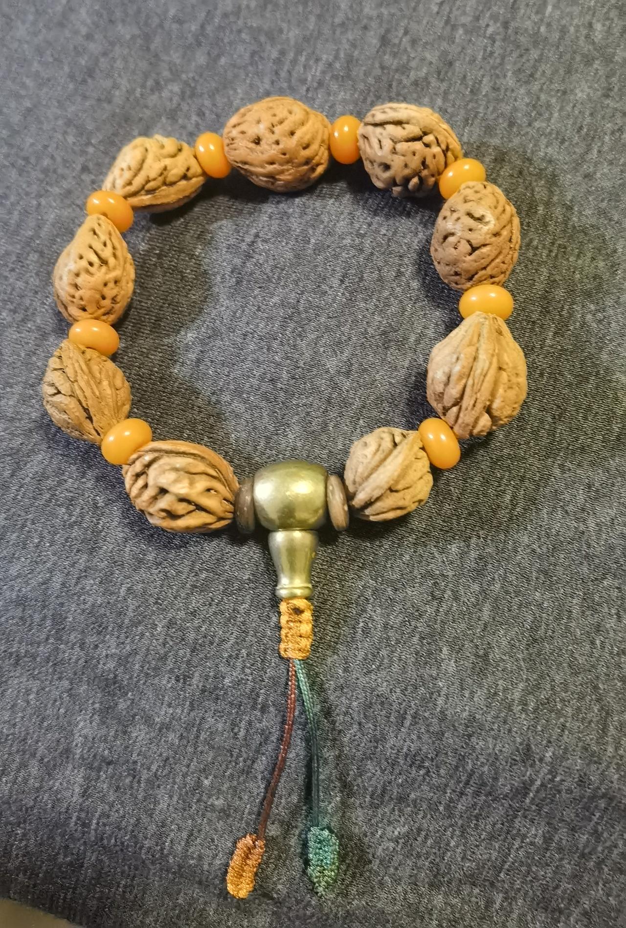 帮朋友手搓桃枭核一串儿玩友们，敢不敢晒晒你的桃核串真费手，左手食指米粒大小一块肉