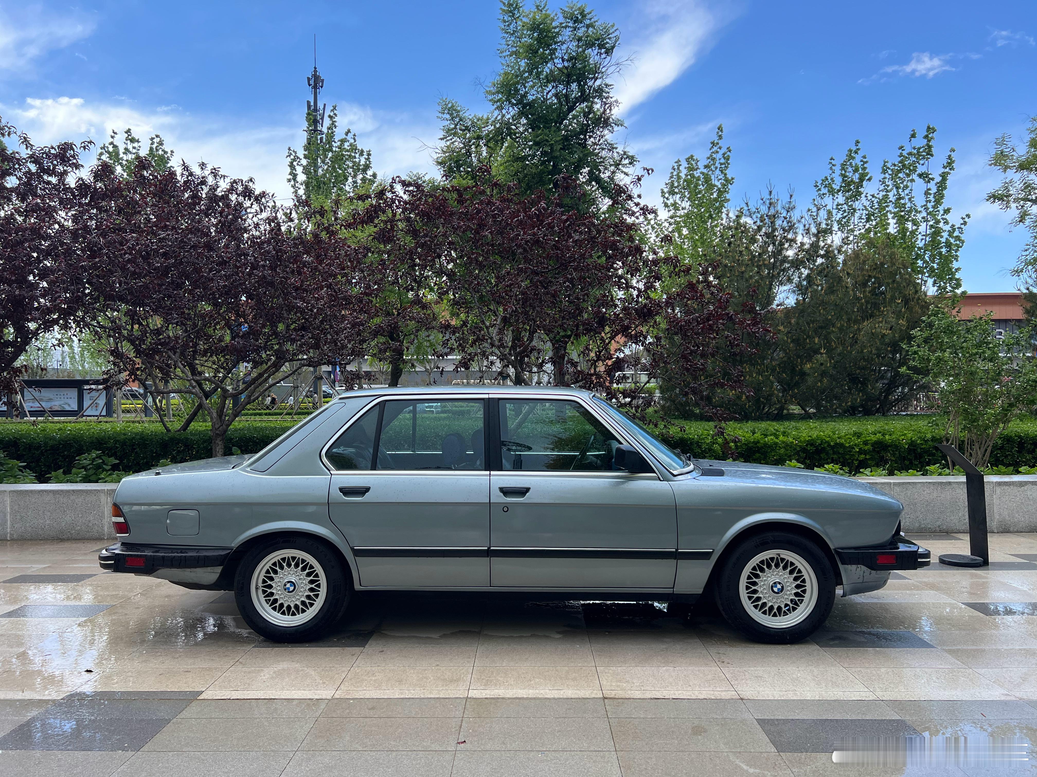 吃完午饭骑个共享单车又去了趟展馆，骑了10分钟，下了10分钟的雨，不过雨过天晴老