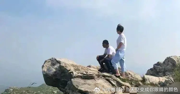 于东来夫妇登山，抱着老婆欣赏风景好恩爱，中国最朴素的一对夫妻 