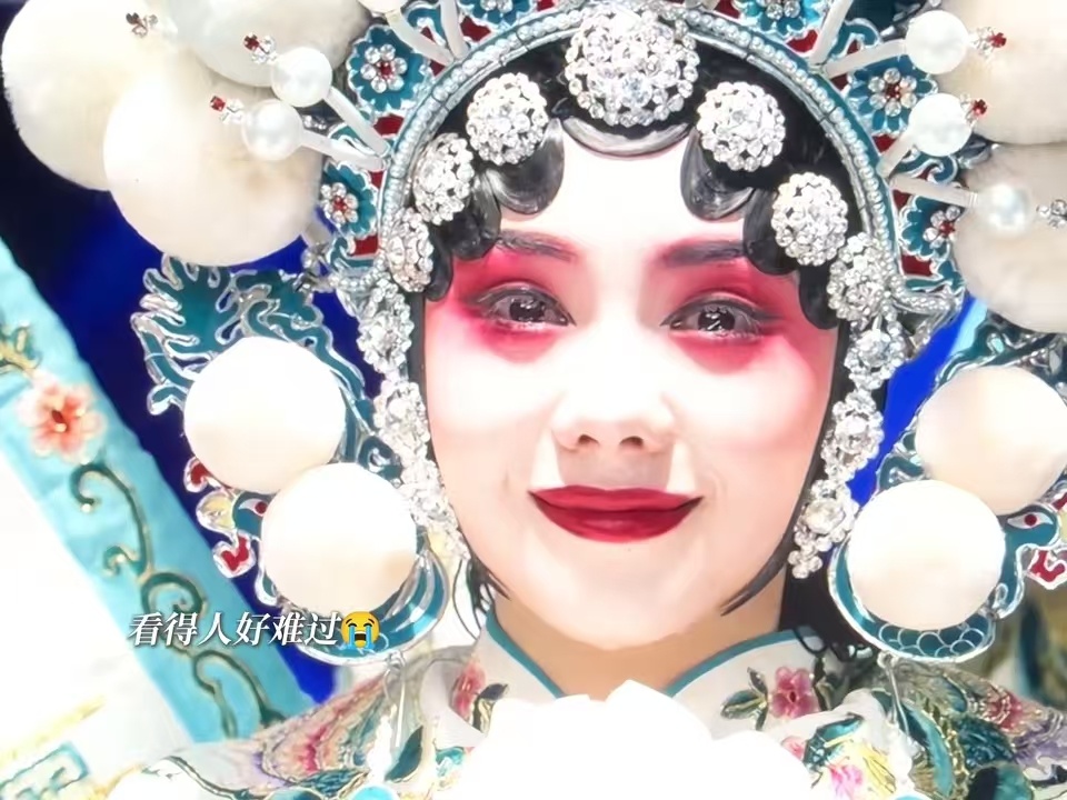 忆秦娥在刘红兵掌心蹭眼泪一生一次的偏爱耗尽在活着的时光，秦娥用往后数十年的思念，