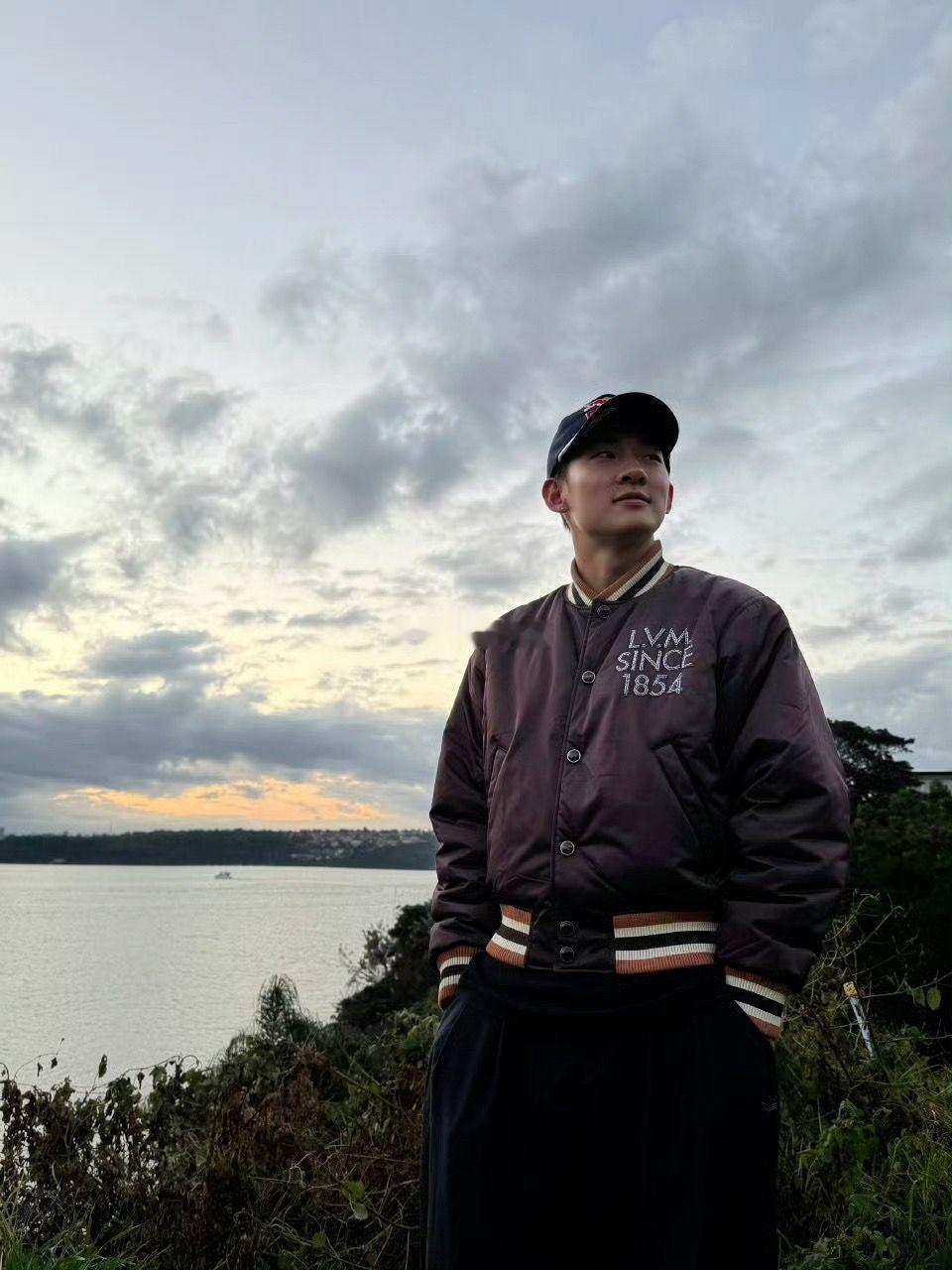 七夕当天苏翊鸣更新九宫格照片，配文仅一颗爱心❤️，中间一张双人氛围感剪影照引发热