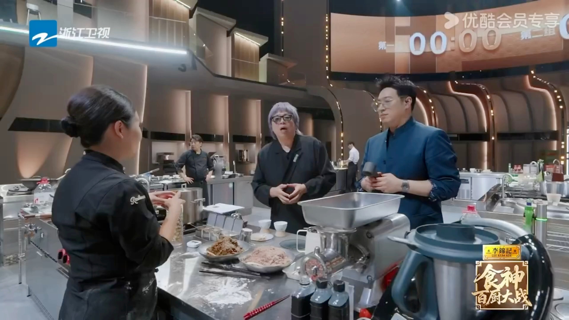 美食综艺厨师用机器擀饺子皮遭质疑百厨大战别光认老法子呀，大厨用机器擀饺子皮，也不