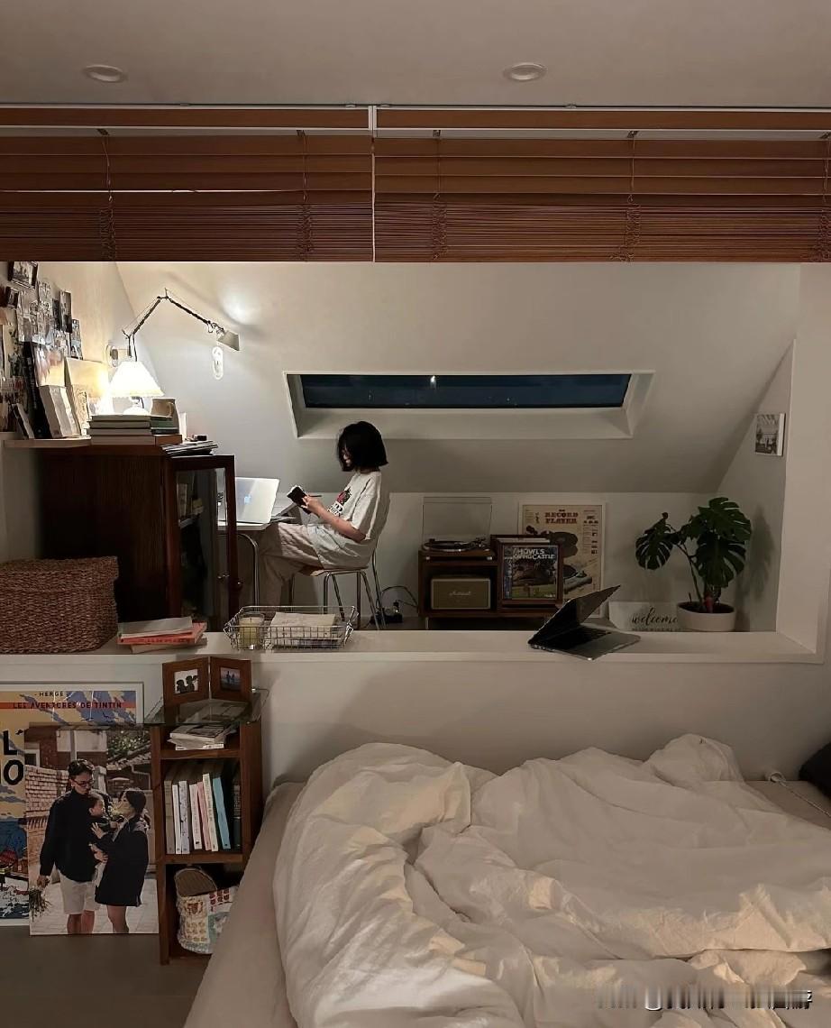 阁楼里的韩系小家，也太治愈了
-
一直很喜欢带有倾斜屋顶的空间。
它和普通房间不