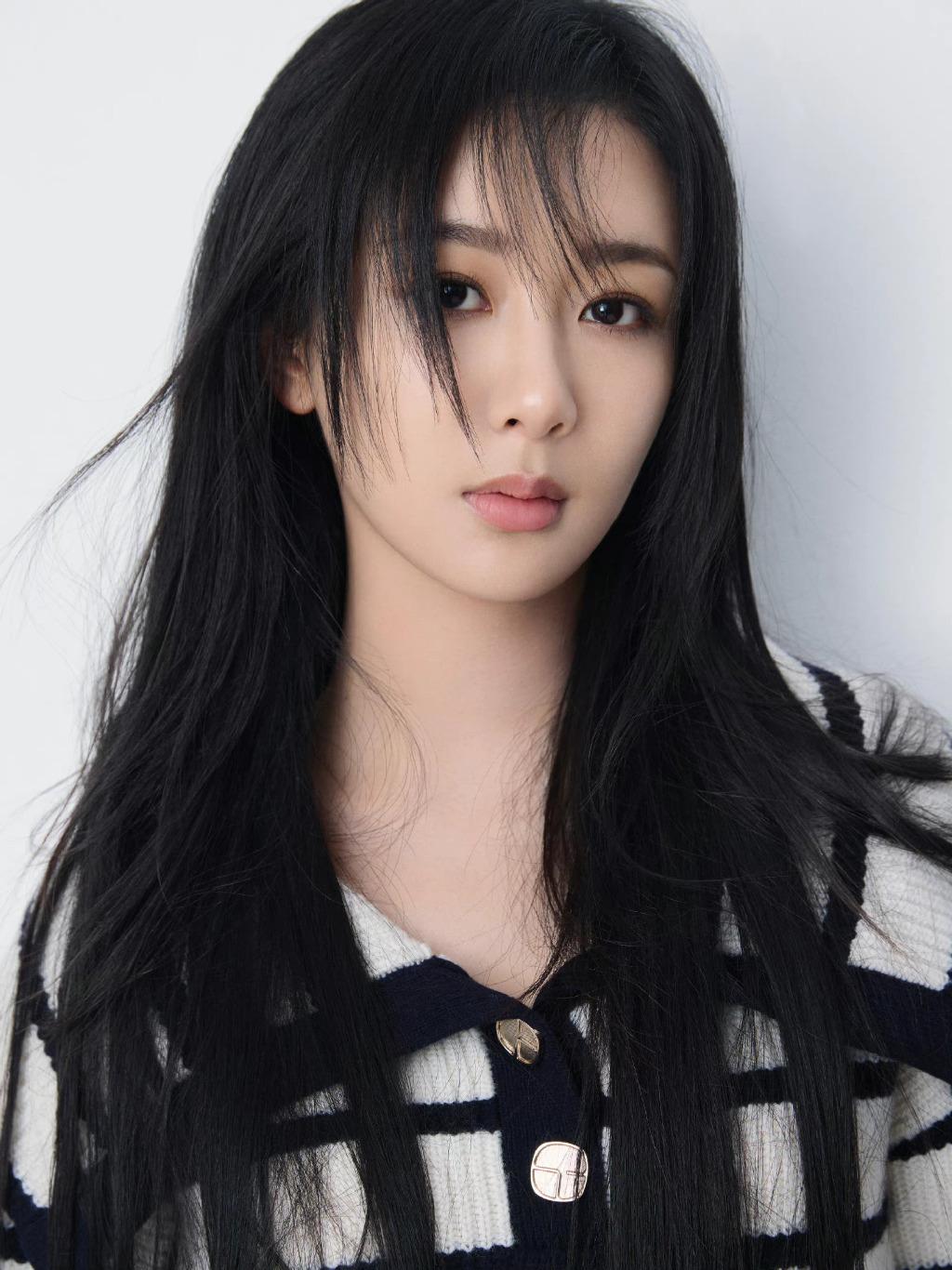 大美女又长了一岁，状态看起来好好，童年pose照也太可爱了吧，一模一样的动作，简