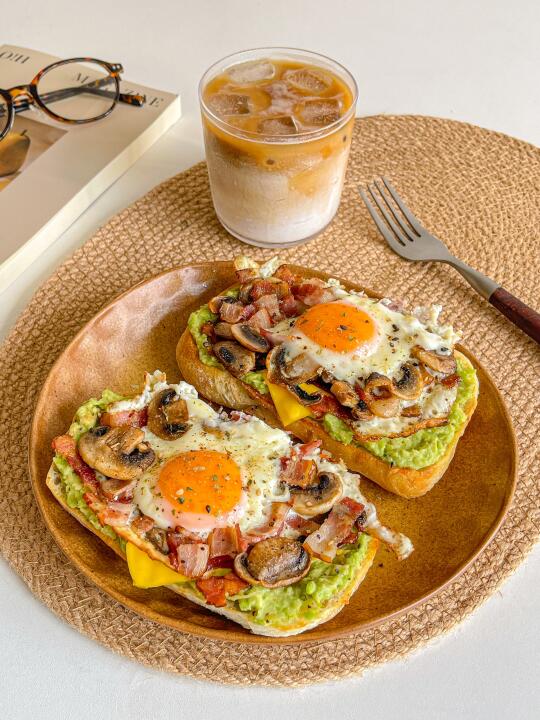 懒人快手早餐🍳牛油果培根煎蛋三明治🥪拿铁