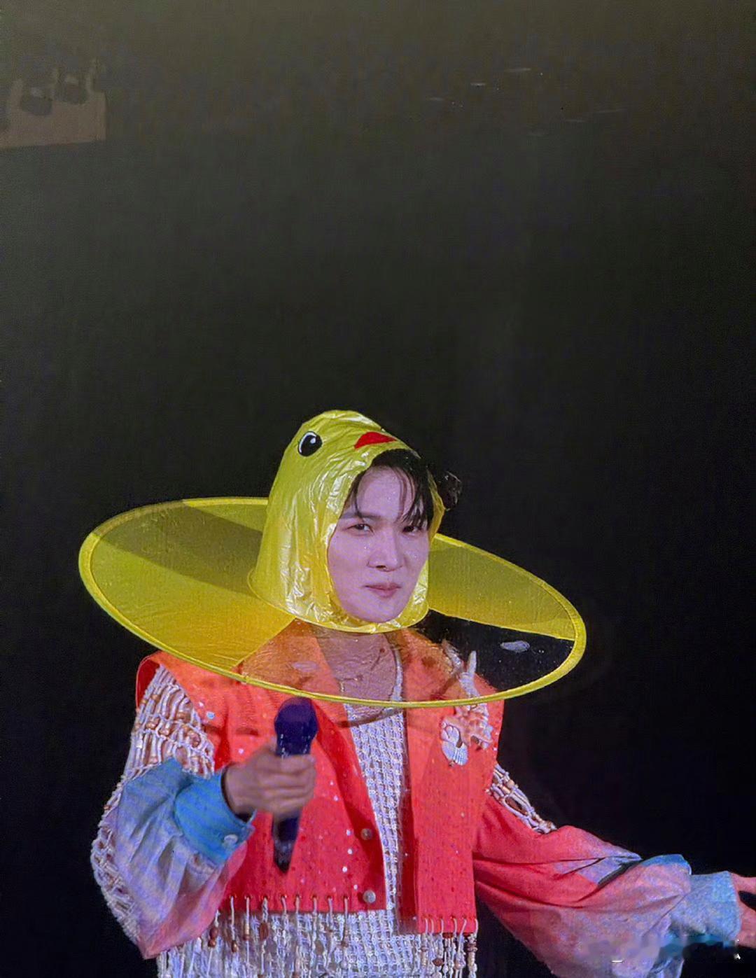 让周深笑不活了，粉丝让你穿雨衣，没让你穿这一款啊 ​​​