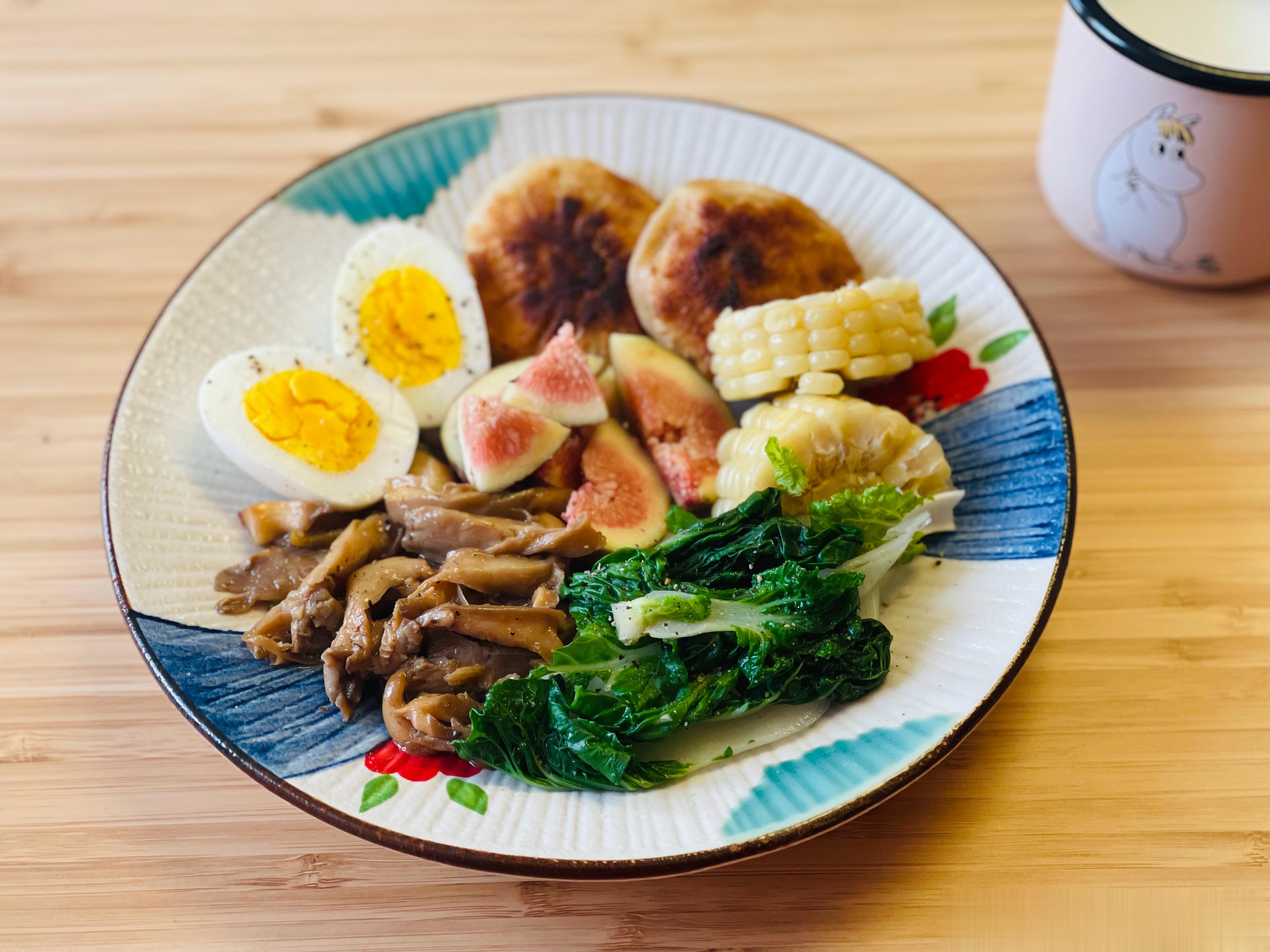 早餐的作用不仅是填饱肚子补充能量和营养，还有助于避免午餐前后的暴饮暴食。合理的早