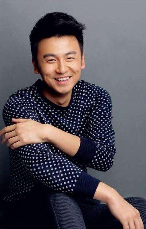 演员，雷佳音说，我小学的时候，父母下岗，找了工作收入也不高，晚上就摆摊卖货，带我
