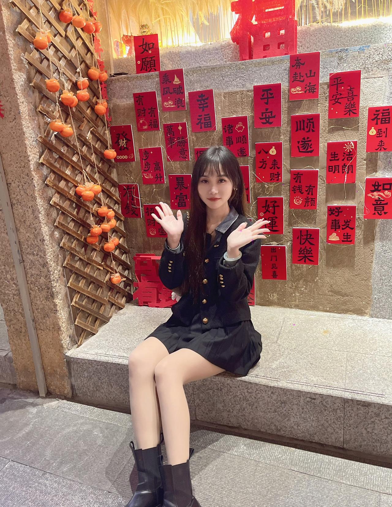 满墙红运，满心欢喜。系上心愿，祈愿岁岁安康，事事如愿，好运正奔赴而来。[心][心