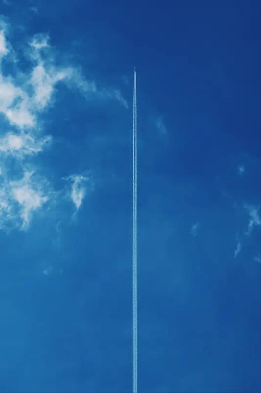 头条创作到底是要不忘初心还是紧跟热点？这个问题确实让人纠结。
垂直创作要不为利益