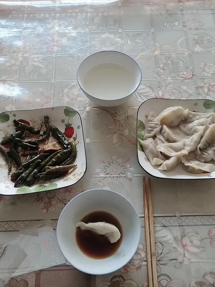 感慨万千！我小的时候，只有春节那天吃顿饺子，现在生活条件好了，想什么时候吃水饺就