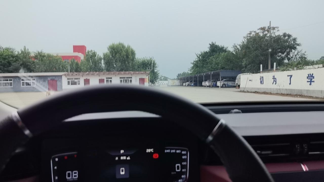 有些事，看淡了，就不纠结了。错过的人，说明缘分就到这儿；得不到的东西，说明命里不