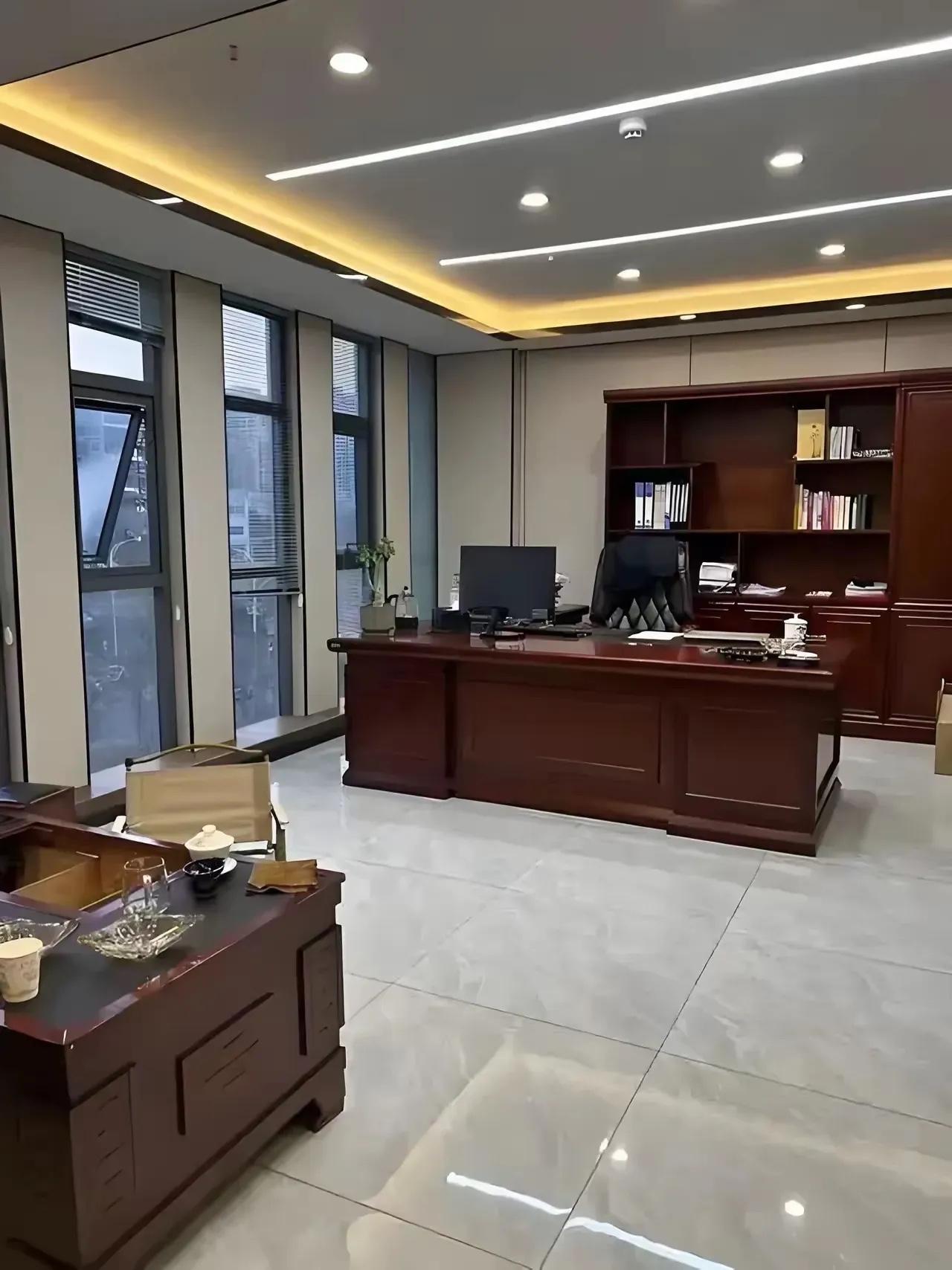 在有10个人员工的公司 ，总经理能不能在这样的办公室干活