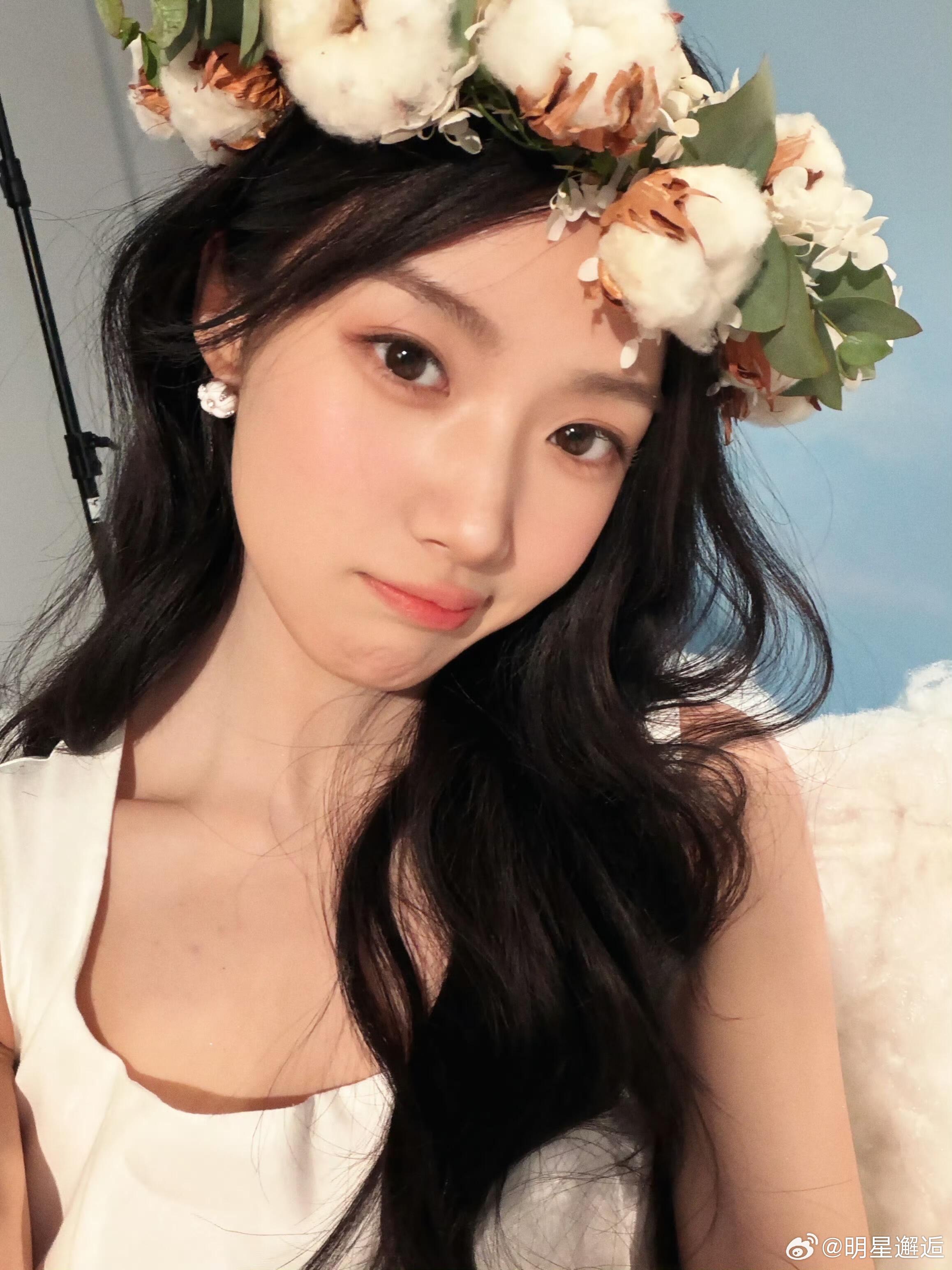 卢昱晓短发造型，感觉短发的她更美了 