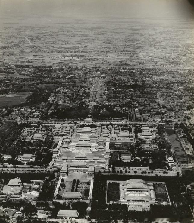图1 佚名 北京中轴线航拍全景 1940s  24.5×20cm 银盐纸基 