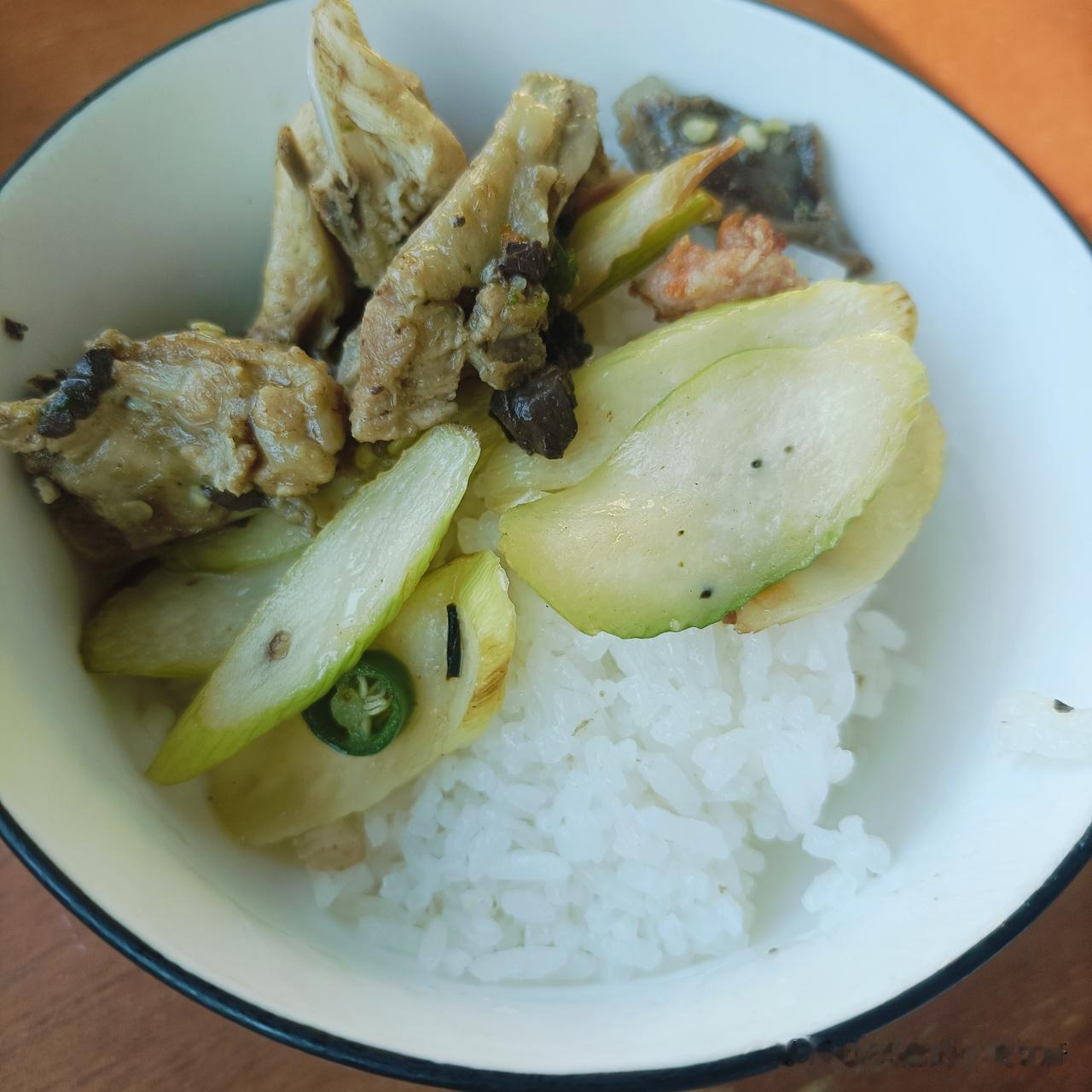 今天的早餐：一碗白米饭，一碗甜酒酿鸡蛋。

不是说过夜的鸡肉尽量不要吃吗？昨晚上