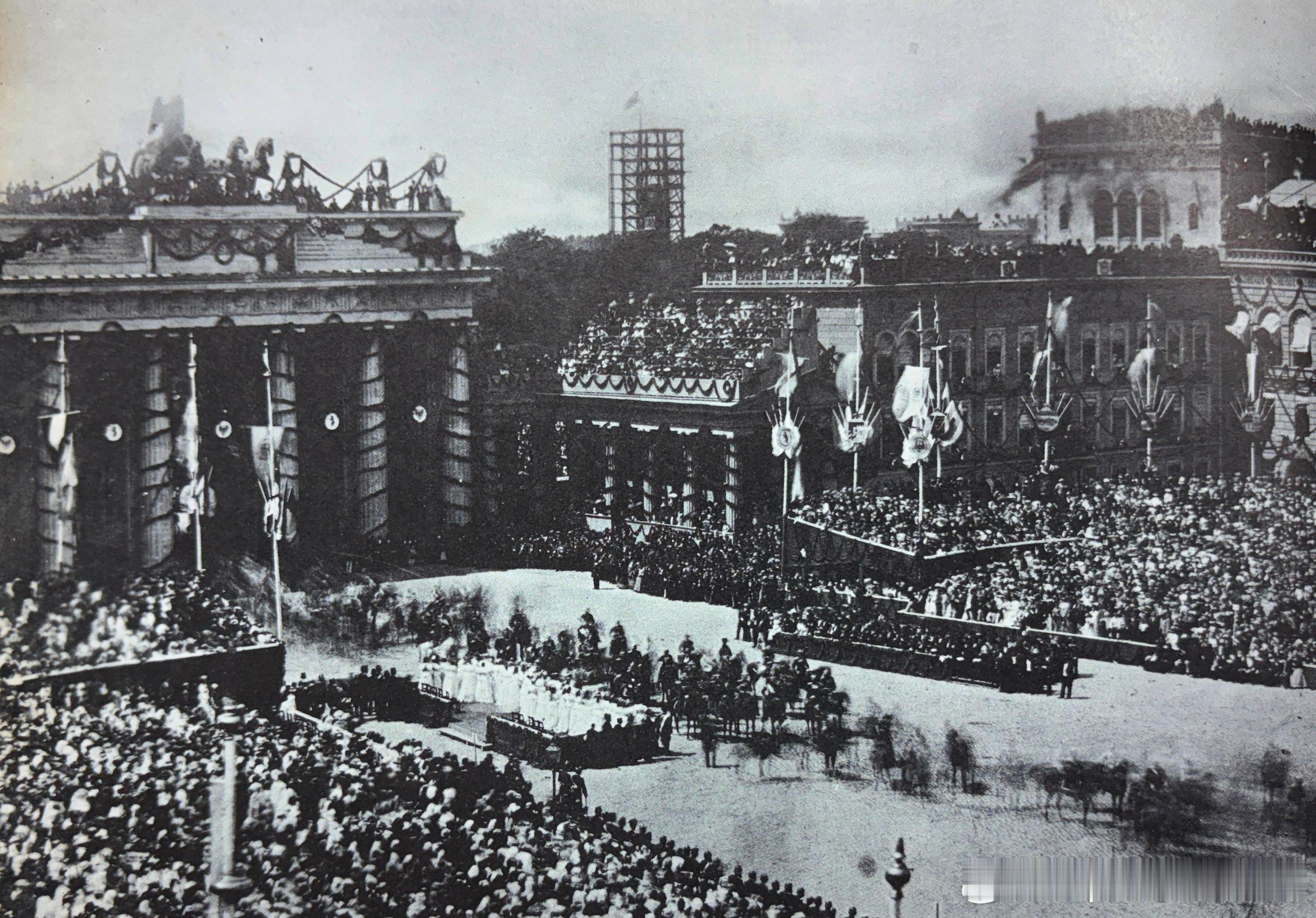 1871年6月16日获胜的德军进入勃兰登堡门军事历史全触达 ​​​