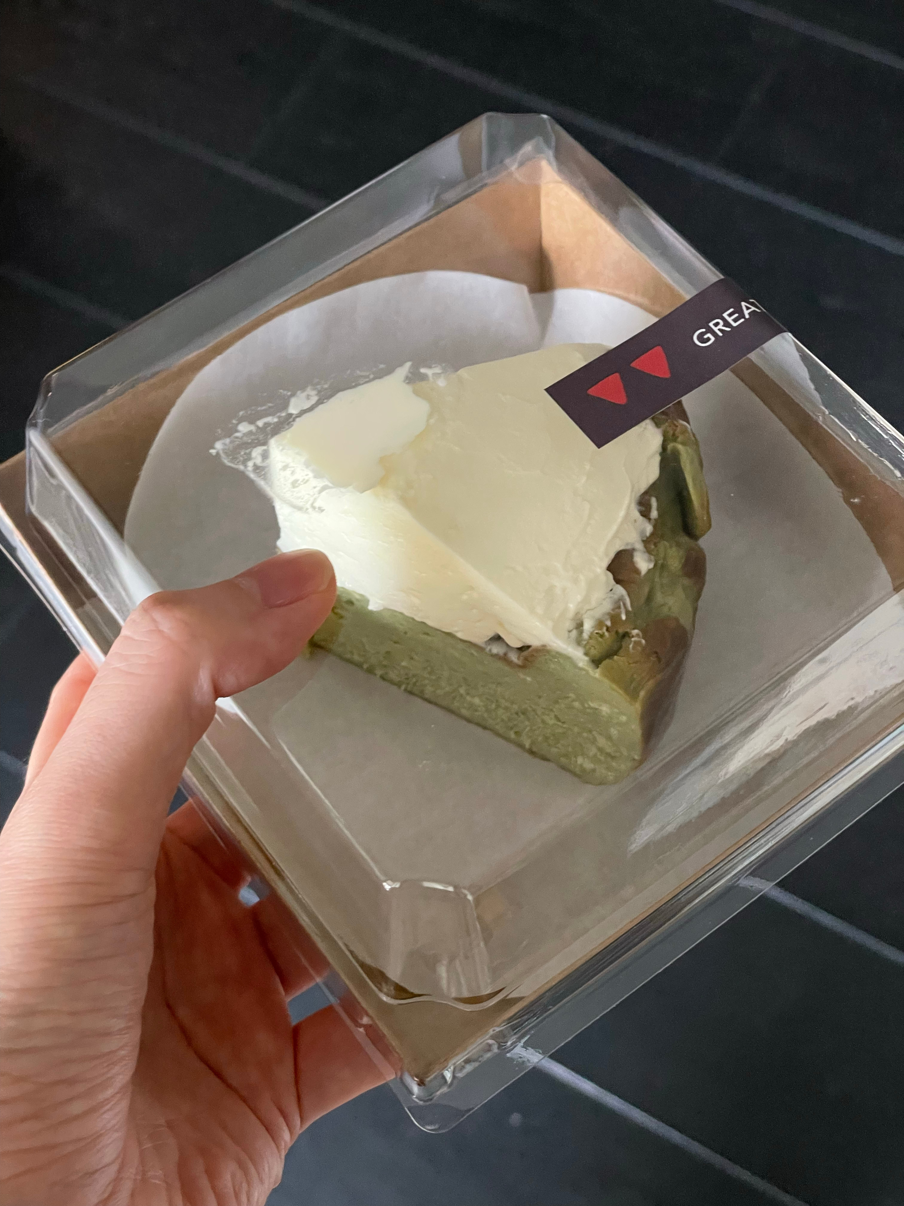 昨天从店里拿回来一块儿新品抹茶巴斯克蛋糕，今天下午配咖啡的时候吃了。我的妈啊，太