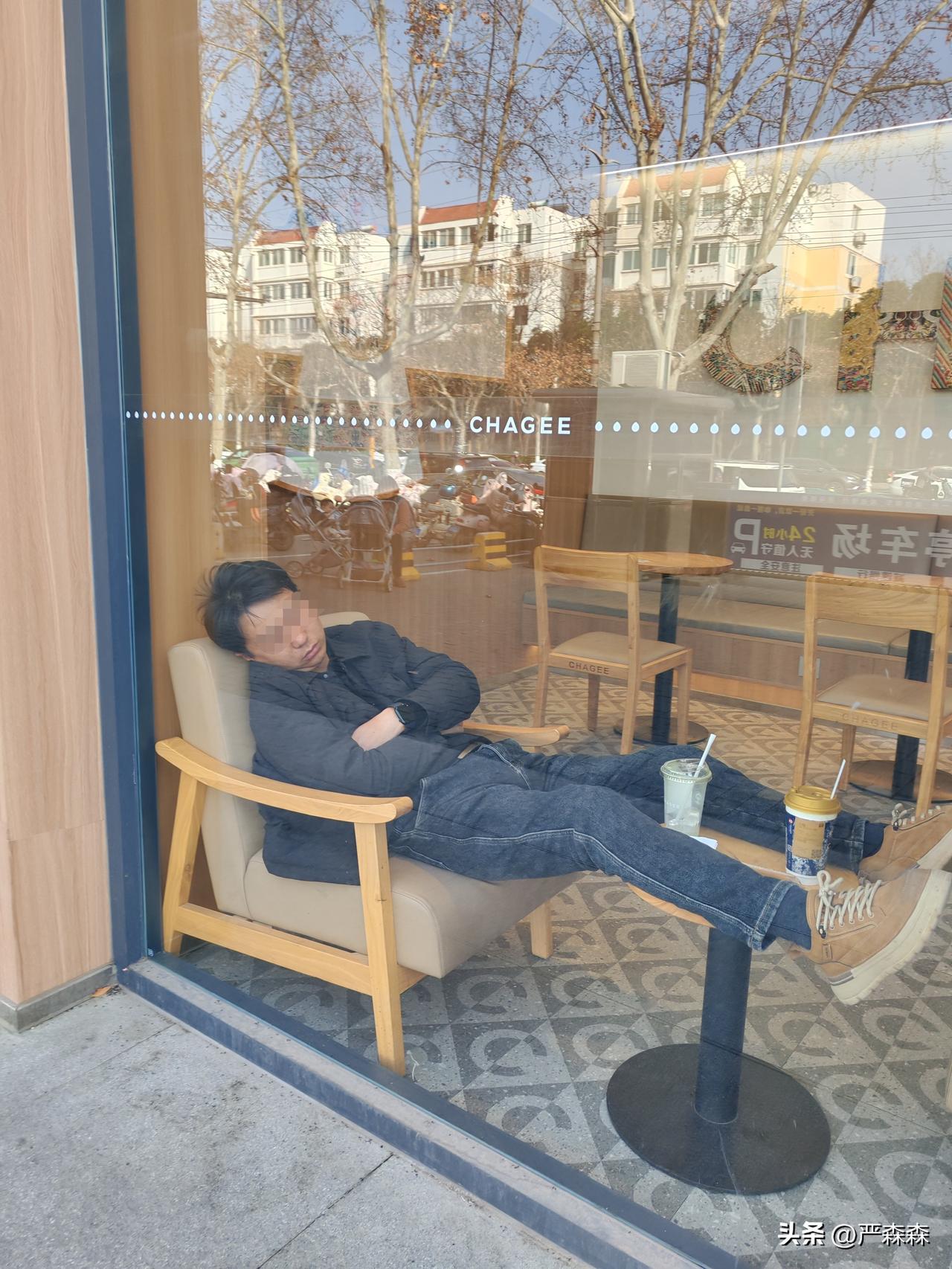 现在老年人的反诈意识都很强
这个兄弟是我小区的，30来岁，去年秋天失业了，他口才