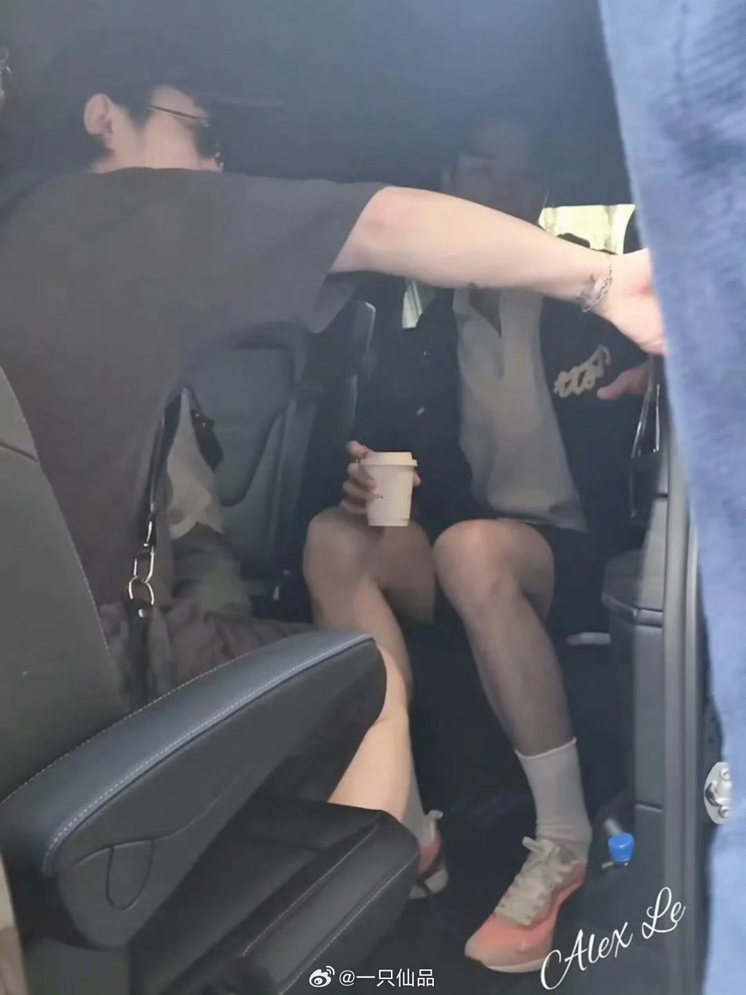 龚俊不愧是内娱时尚的神俊帝的身材好迷人啊，我的天龚俊 巴黎时装周龚俊