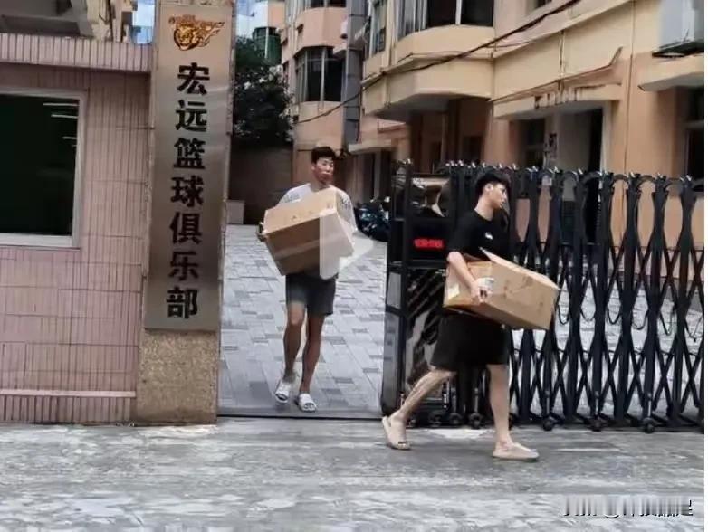 广东宏远已两人离队：
1.赵锦洋
今年23岁，入队4年，出场时间一年比一年少，场