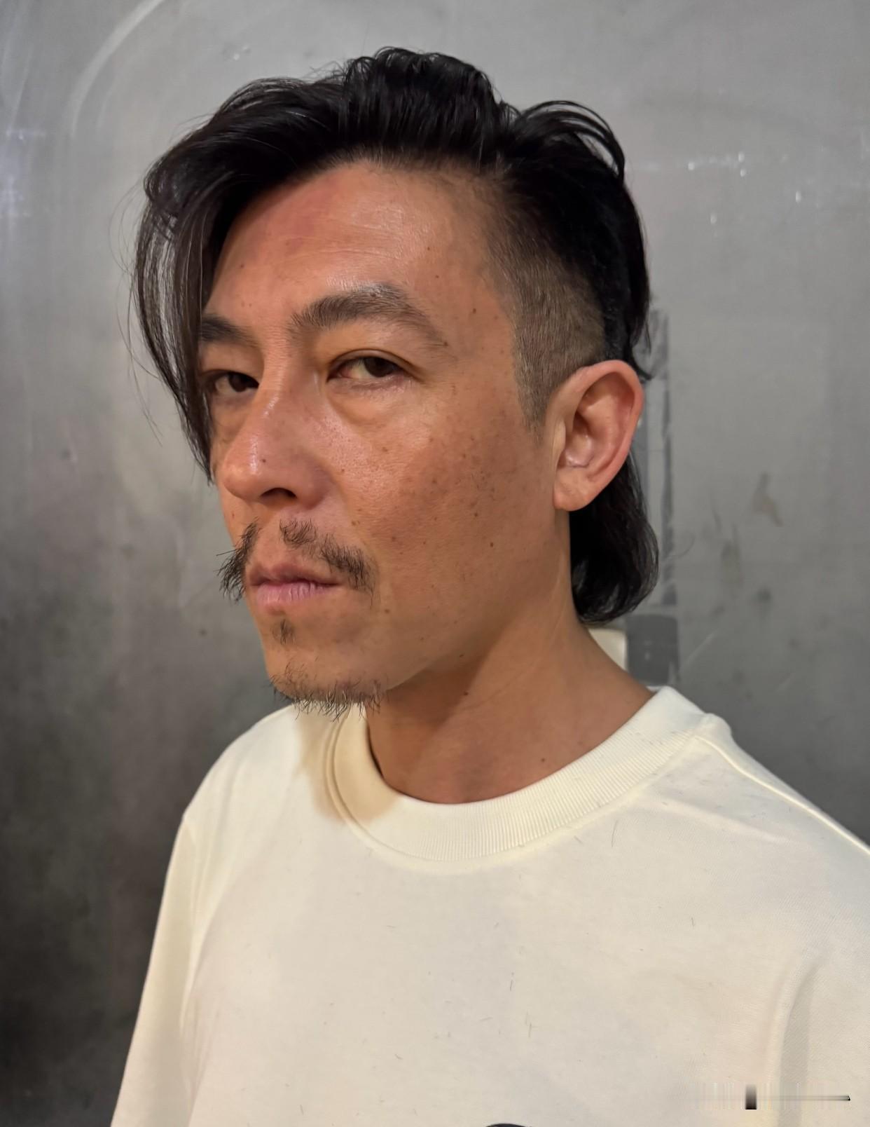 冠希哥这是咋滴啦？这张照片出现在网络后评论那是疾风吹狗尾巴草一边倒，全是讥笑挖苦