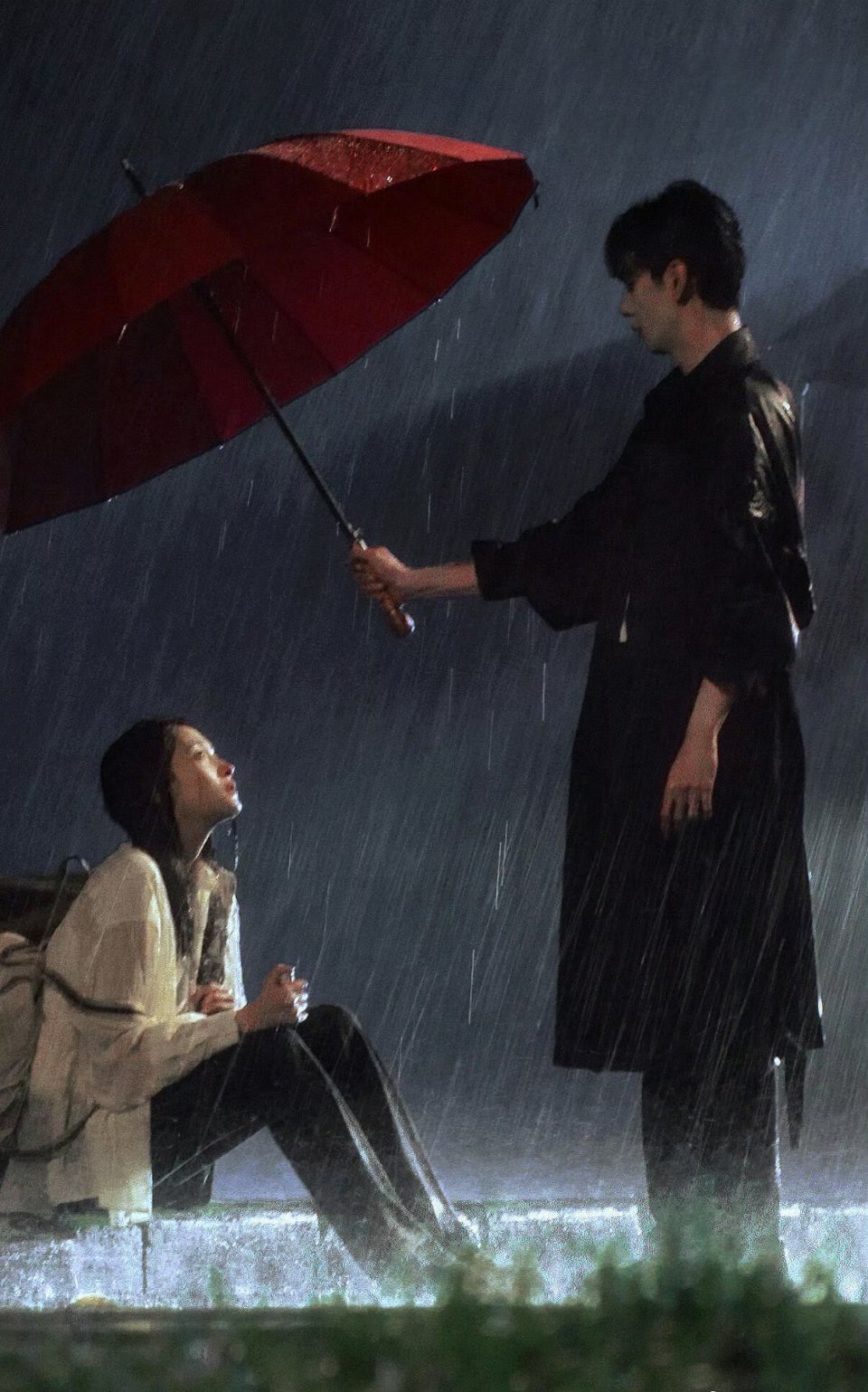 关晓彤陈星旭红掌雨中路透 关晓彤陈星旭《红掌》雨中同框路透，氛围感拉满！关晓彤陈