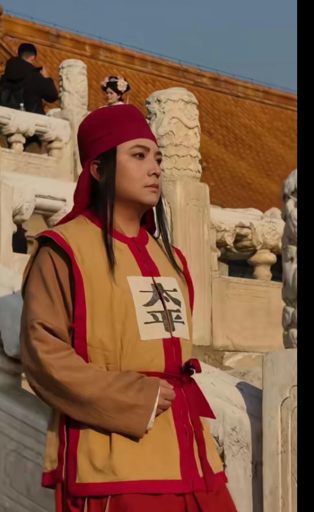 女网友穿太平军服饰逛故宫。
（如图所示）继很多女网友穿汉服逛故宫之后，2025年