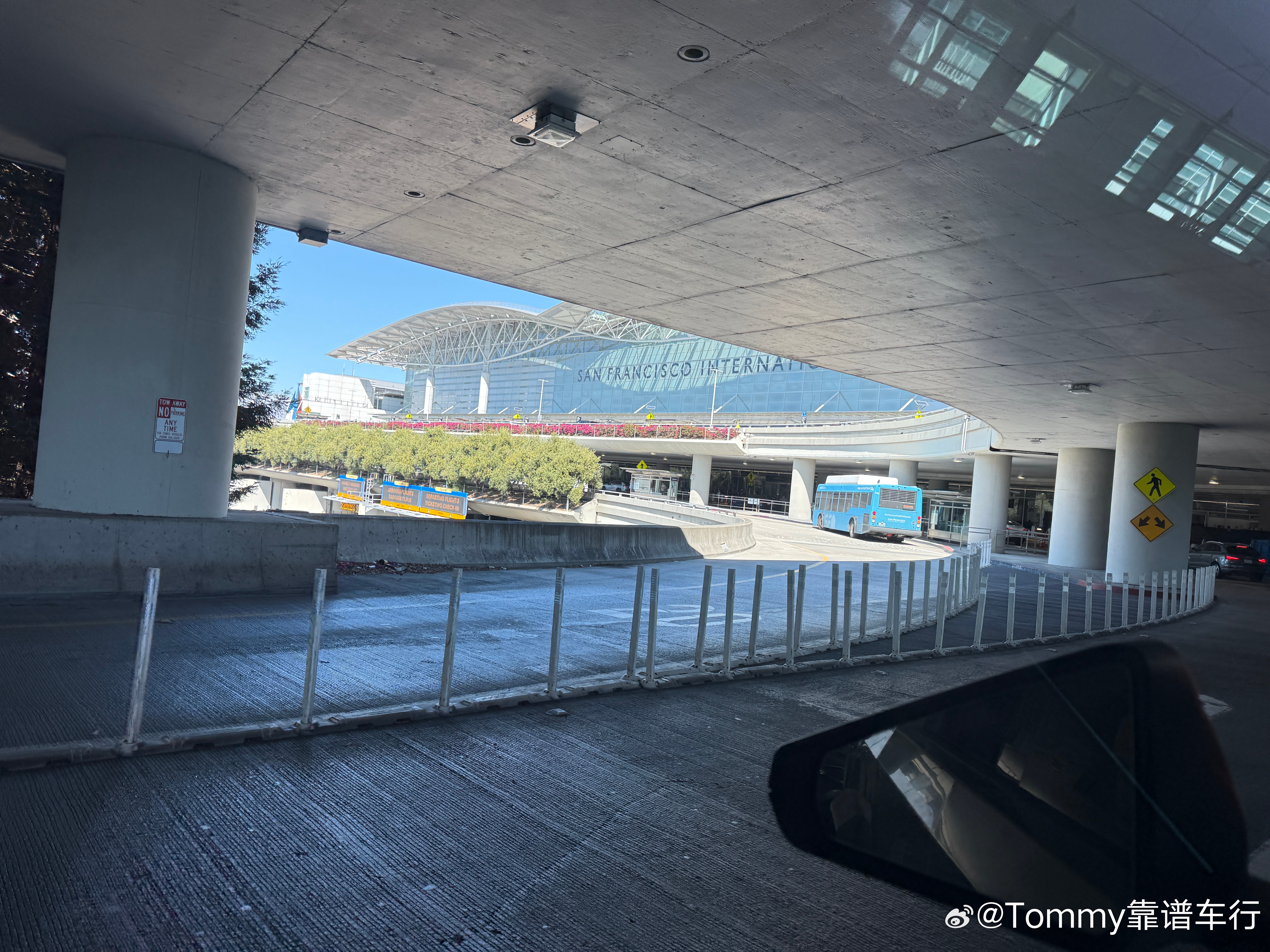 这个机场建的非常立体复杂程度不亚于西直门桥  ​​​