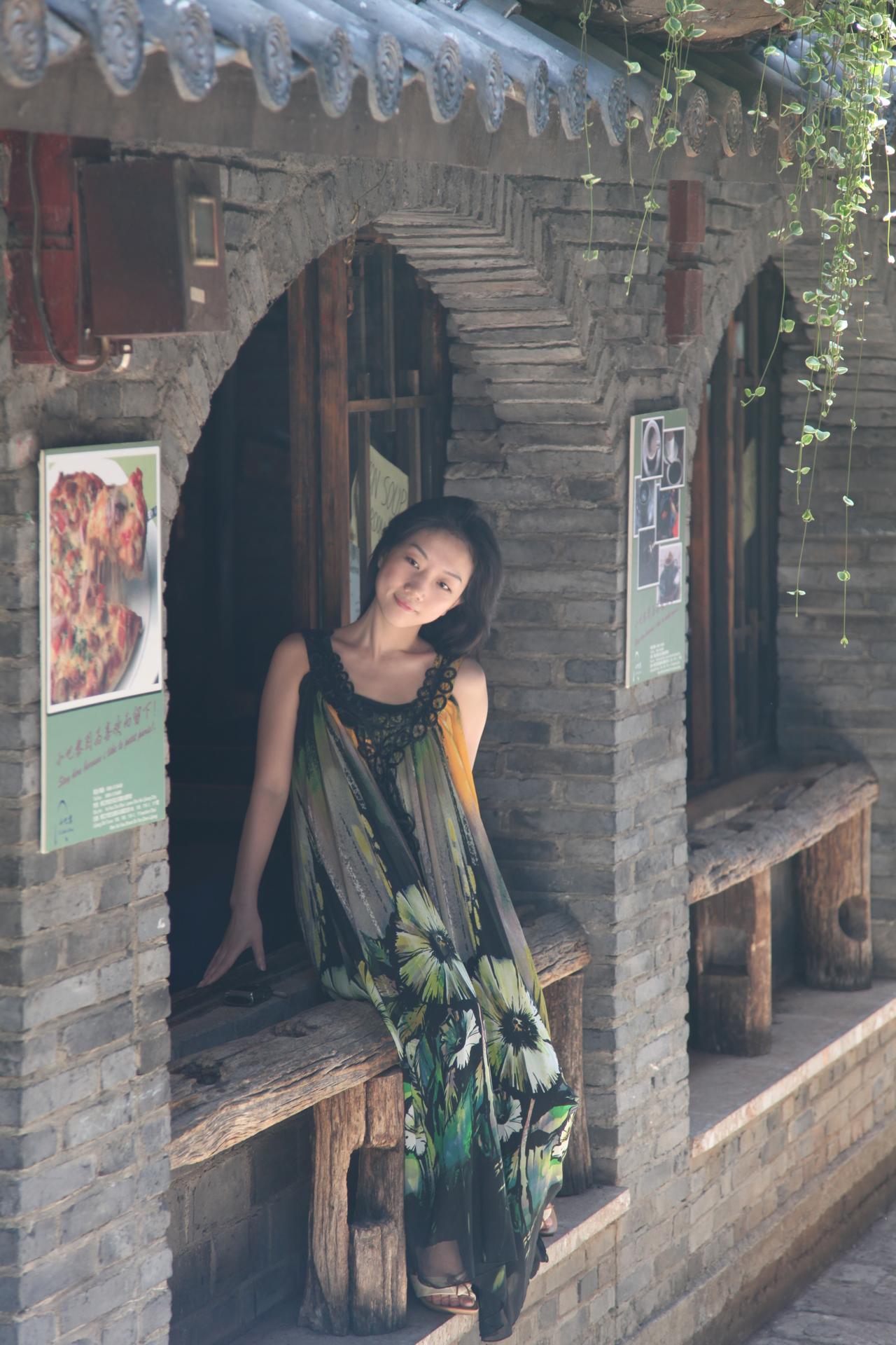 公园美丽景随拍随拍人物，美女照相时，随手拍了一下，顿时感觉人物与背景融为一体。