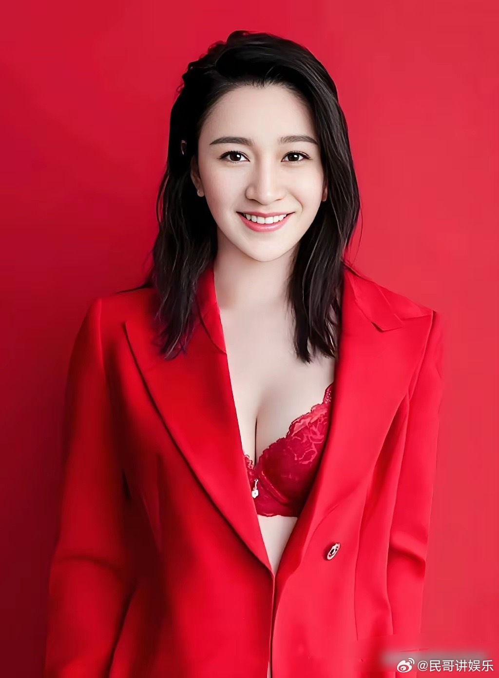 李小冉真是娱乐圈的宝藏女神。她不但演技了得，就这身材火辣，前凸后翘，哪里都不像是