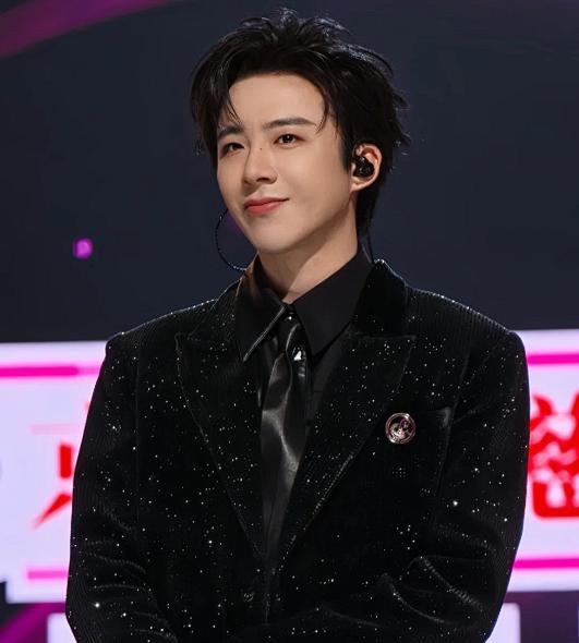 你是不是经常觉得明星忙得不可开交，却鲜有人真正了解他们的“断舍离”？
刘宇宁的选