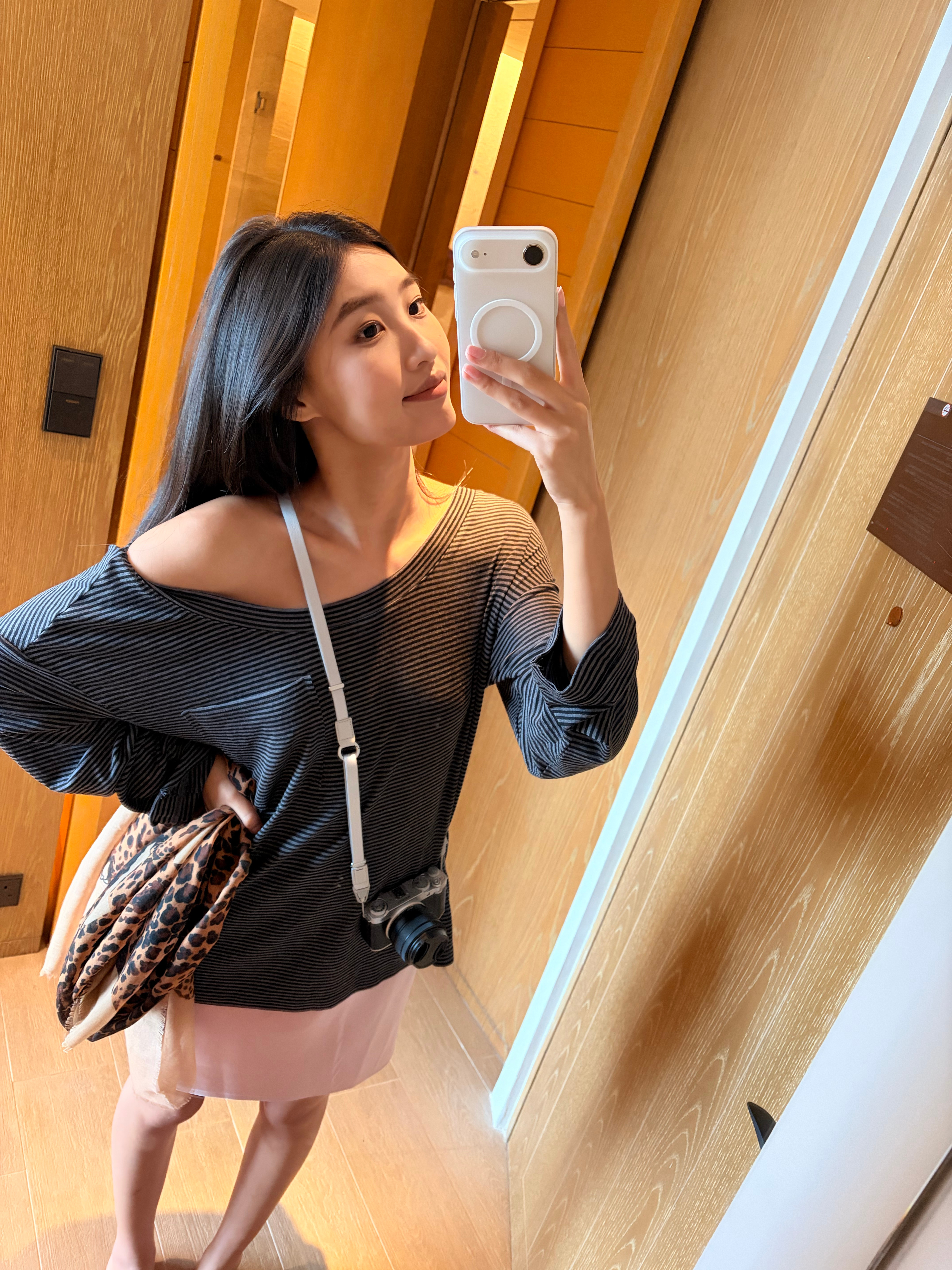 室内冷气跟不要钱一样…我这老寒肩膀已经受不了了ootd